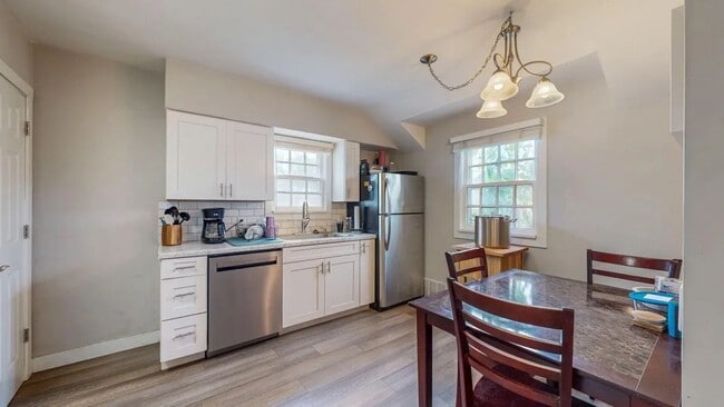 Building Photo - Welcome to this charming 2-bedroom, 1-bath...