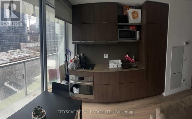 Building Photo - 197 Yonge St