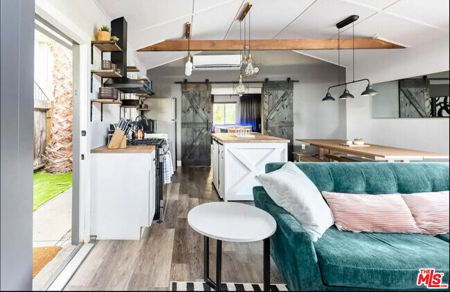 Foto del edificio - 6512 Coldwater Canyon Ave