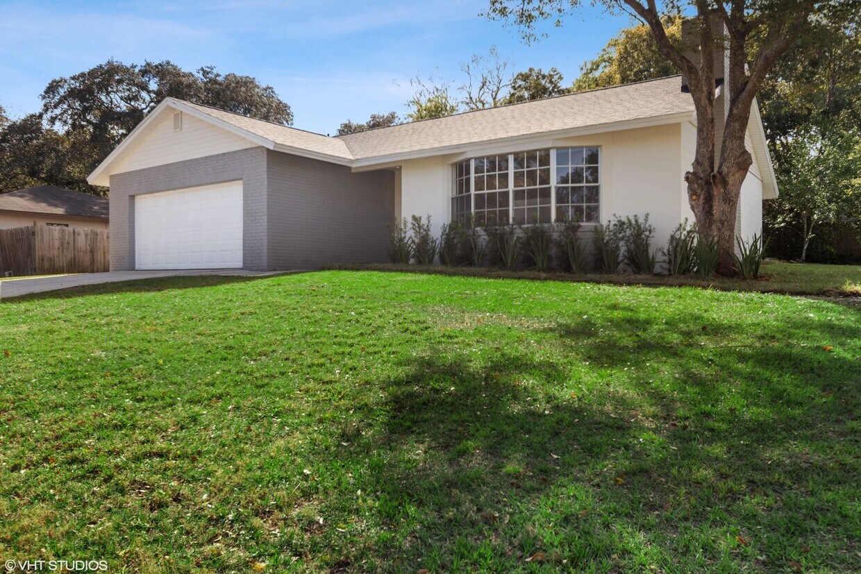 Primary Photo - Beautiful 3 bedroom 2 bath Longwood Home