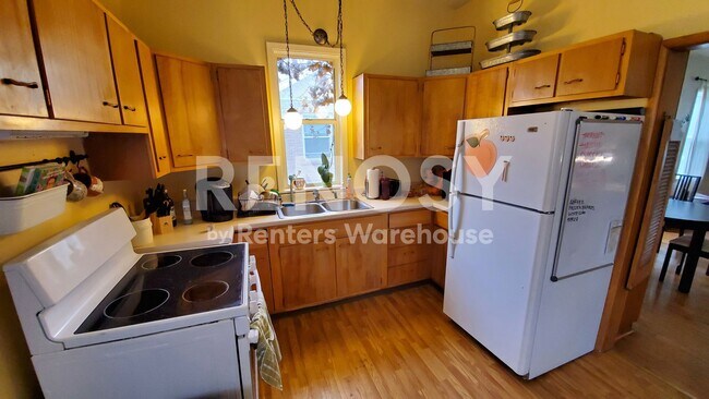 Building Photo - Perfect house for Students 3 Bed 2 Bath walking distance to campus