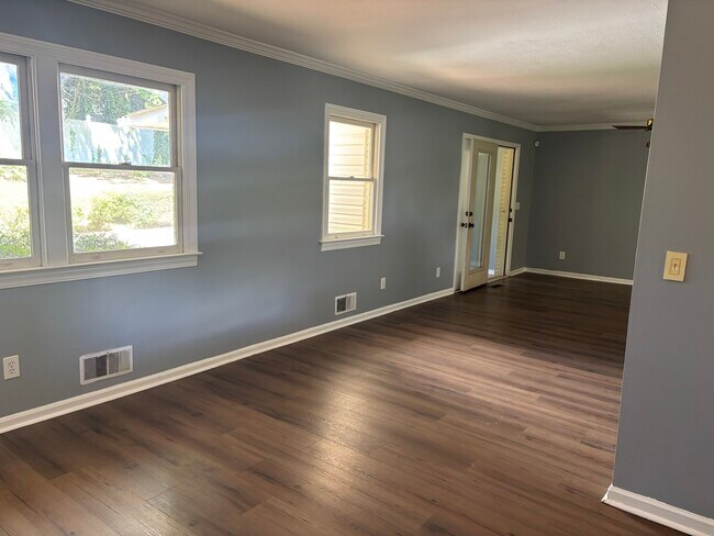 Foto del edificio - 1311 Lakeshore Cir