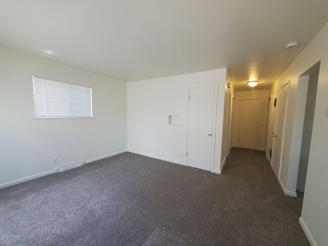 Building Photo - COSY DUPLEX!! GREAT LOCATION!!