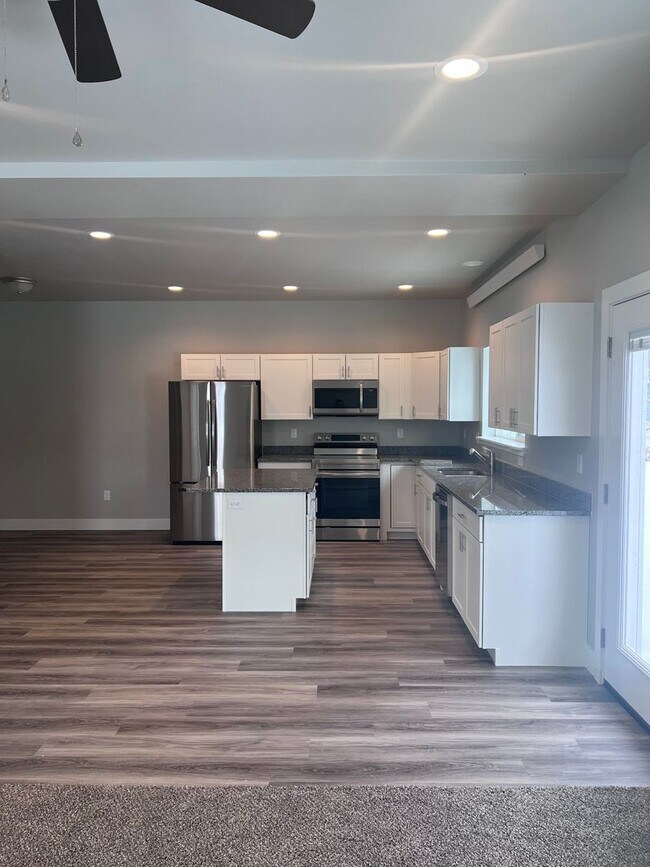 Building Photo - 3 BR 2 Bath Townhouse with Large attached ...