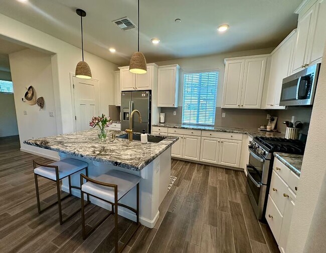 Foto del edificio - 4 bedroom Campus Oaks Home located on a Co...