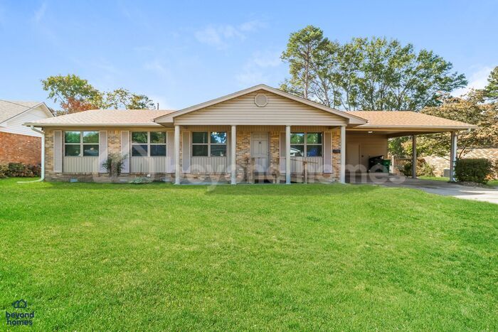 Foto principal - Beautiful lake views with this renovated 4 bedroom / 1.5 bath home with almost 1,379 sq feet of s...