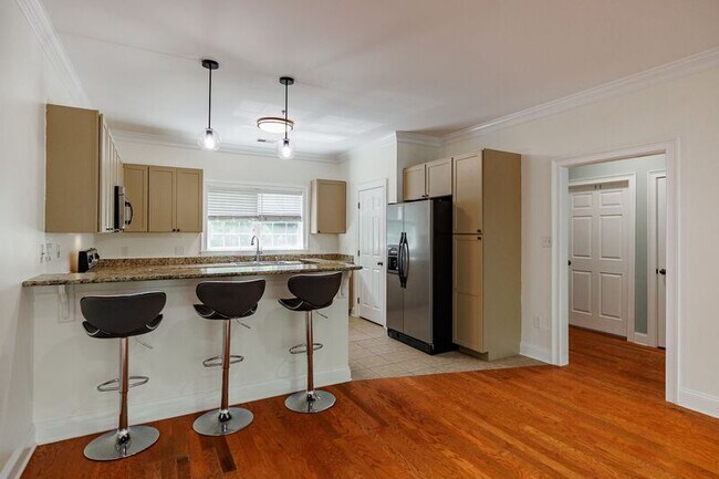 Foto del edificio - 350 Wood Lake Dr