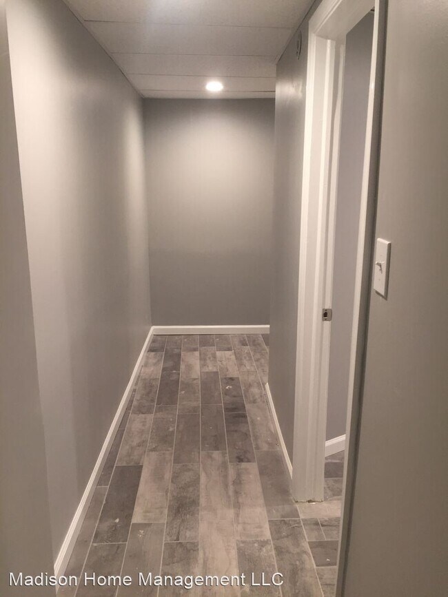 Building Photo - 2 br, 1 bath Apartment - 93 E Station Ave