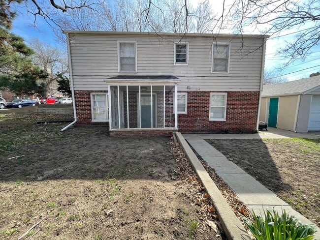 Building Photo - Spacious 2Bdr, duplex Apt with Garage Half block west of KSU