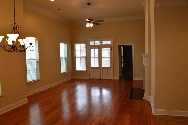 Building Photo - One month free with approved application! ...