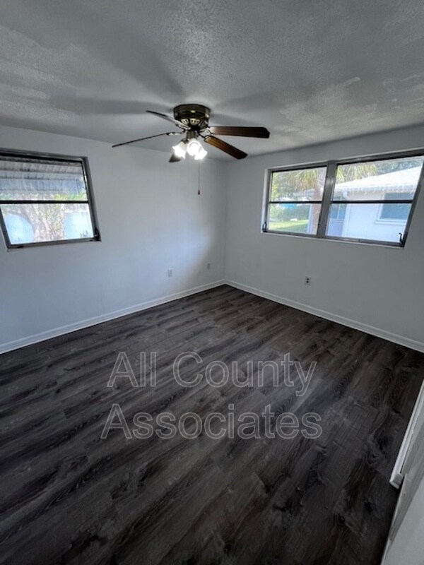 Foto del edificio - 10321 Willow Dr