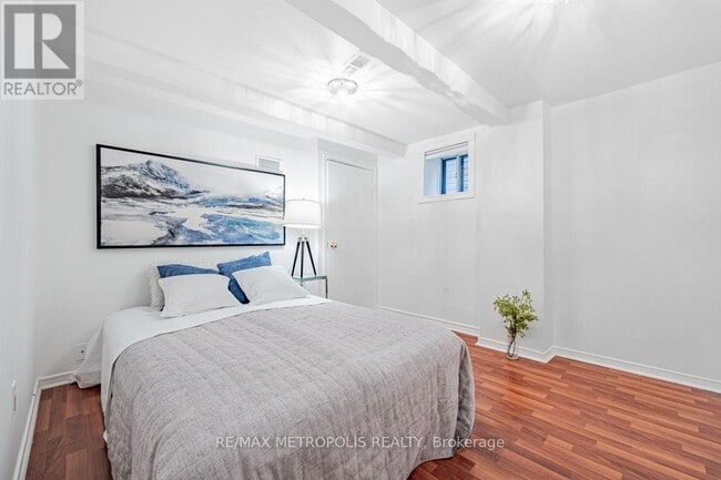 Building Photo - 275 Christie St