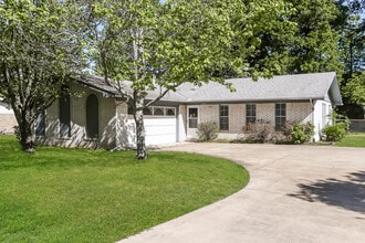 Building Photo - 896 Hacienda Dr