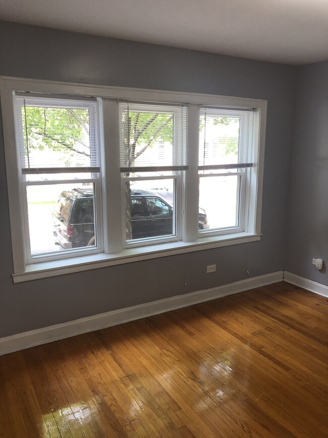 Building Photo - 3053 W 56th St
