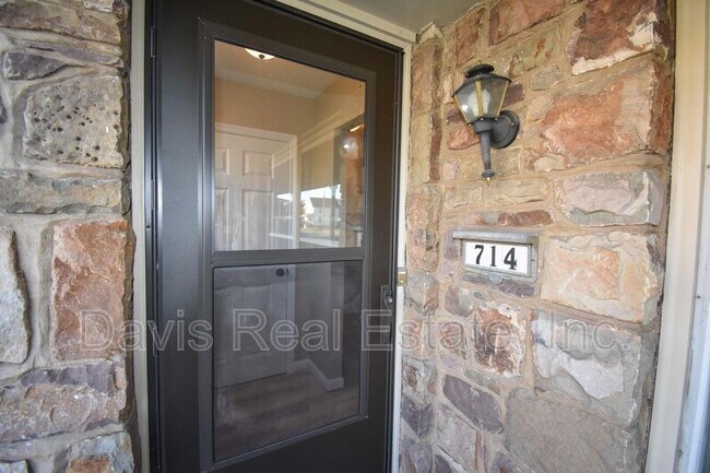 Building Photo - 708-714 E Main St