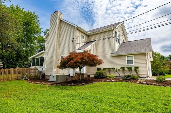 Foto del edificio - West Knoxville 37922 - Freshly painted and move-in ready, 3-bedroom, 2.5-bath home - Contact Matt...