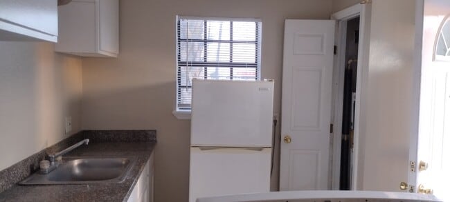 Building Photo - 2414 Grover Ave
