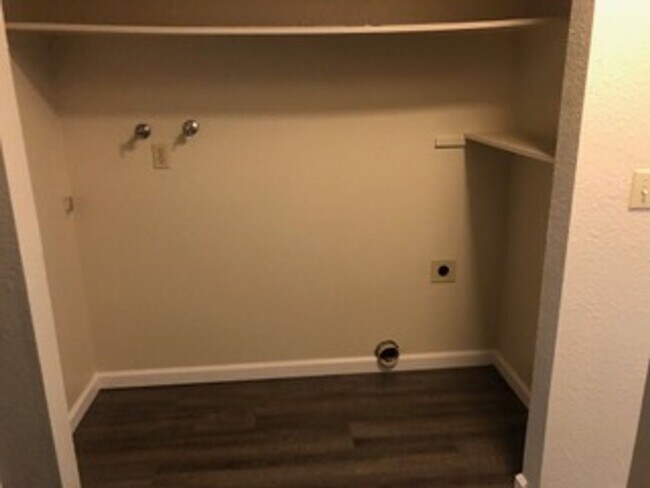Foto del edificio - 1551 Highland Dr