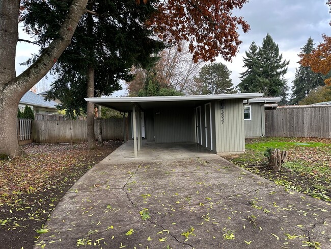 Building Photo - Beautifully updated 2 bedroom 1 bath duple...