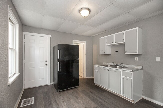 Building Photo - 4 BED 1 BATH SINGLE FAMILY HOME IN CLEVELAND!