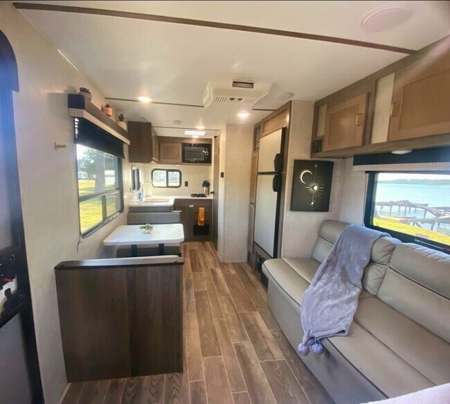 Foto del edificio - 1322 Clear Lake Rd