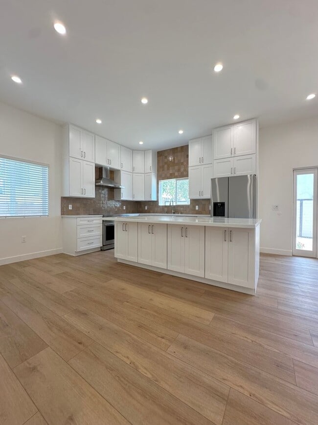 Building Photo - 1135 Scofield Dr