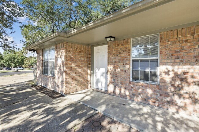 Foto del edificio - Beautiful 3 bedroom 2 bath duplex