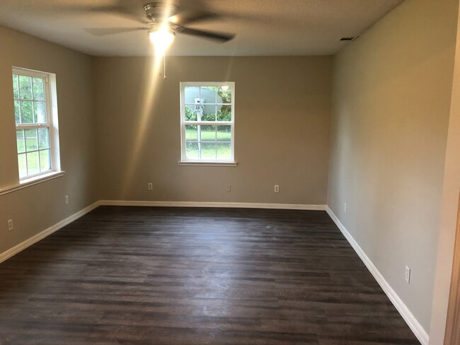 Building Photo - Available Now Charming 2-Bedroom Pet Frien...