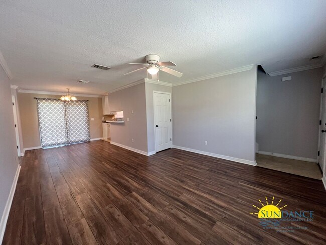 Foto del edificio - Charming 3-Bedroom Home with Solar Panels ...