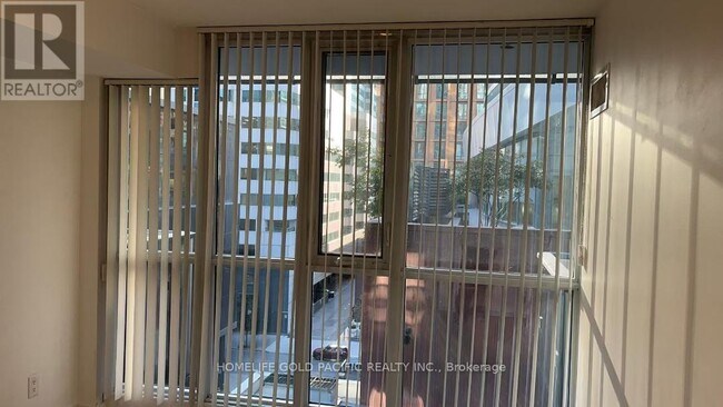 Photo du bâtiment - 295 Adelaide St W