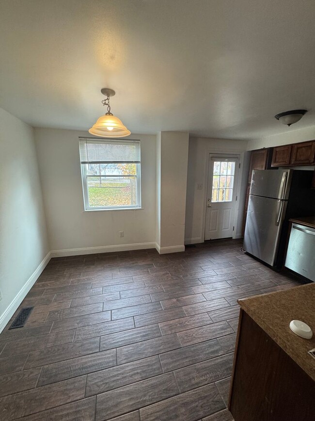 Building Photo - 2 bedroom/1 bath Townhouse in Mount Washin...