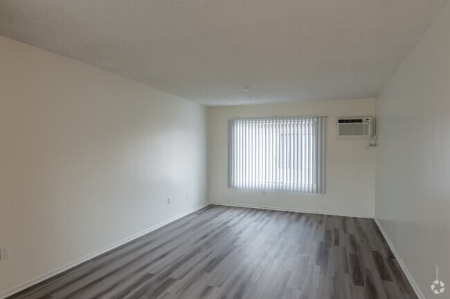 1 habitación, 1 baño, 685 pies cuadrados, sala de estar - Village Meadows