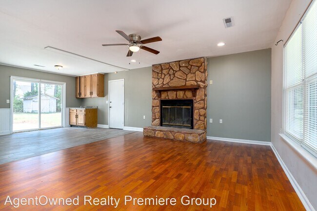 Foto del edificio - 3 br, 1.5 bath House - 117 Mountain Pine Road