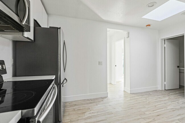 Foto del edificio - 850 N Van Ness Ave