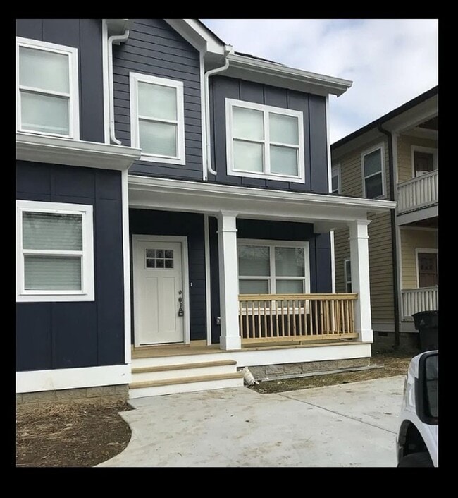 Building Photo - Coming Soon! Nice townhome in convenient East Nashville location!