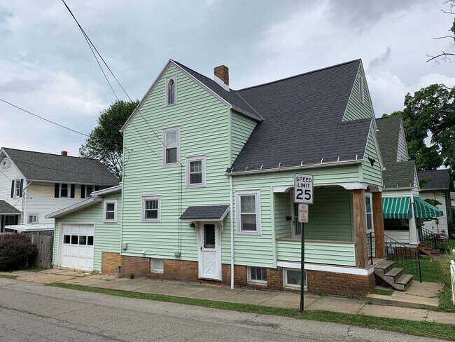 Building Photo - *FIRST MONTH'S RENT FREE*