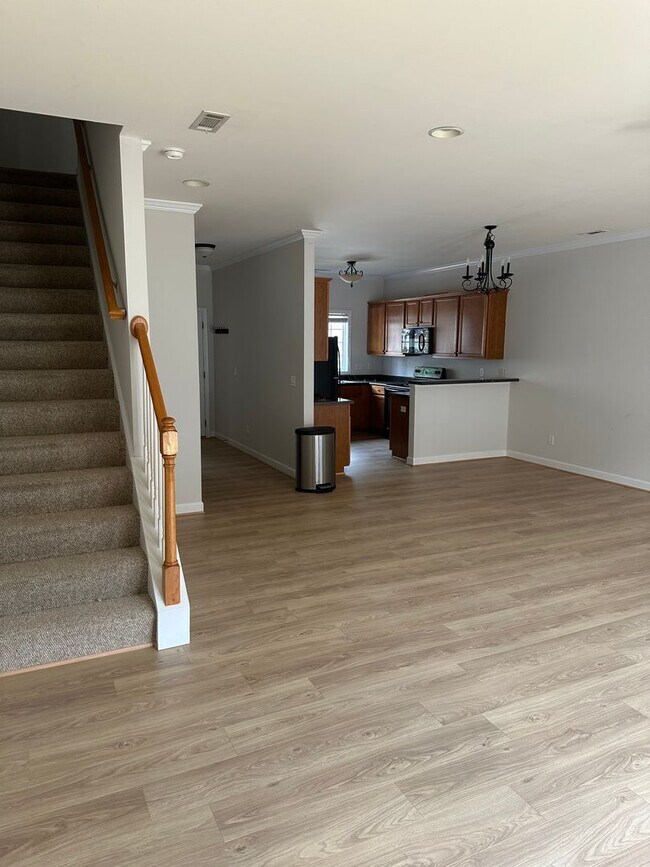 Foto del edificio - Beautiful townhome located minutes from Ch...