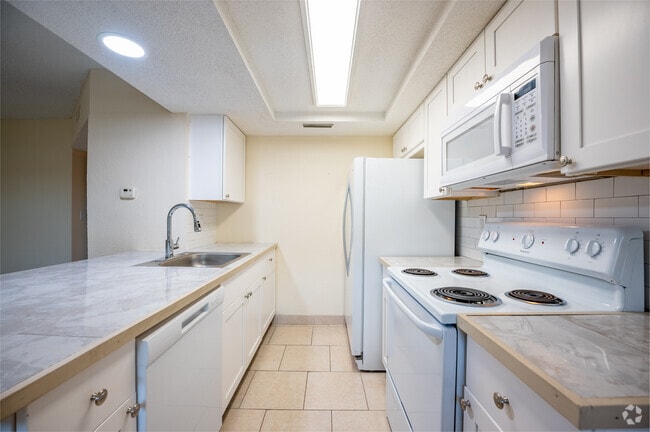 2 habitaciones, 2 baños - 950 pies cuadrados - Cocina - Lakeshore Apartments