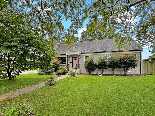 Foto del edificio - HALF-OFF APPLICATION FEES! Charming One-St...