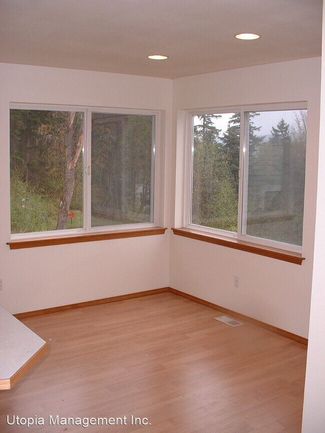 Building Photo - 6 br, 3 bath House - 124 33RD ST.