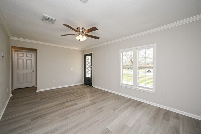 Building Photo - 7471 Lakehurst Dr