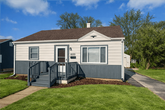 Building Photo - 2430 Mayfair Dr