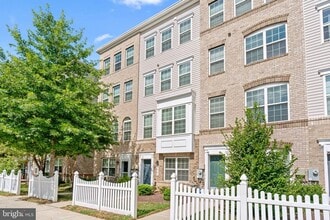 Building Photo - 1623 Fernwood Dr