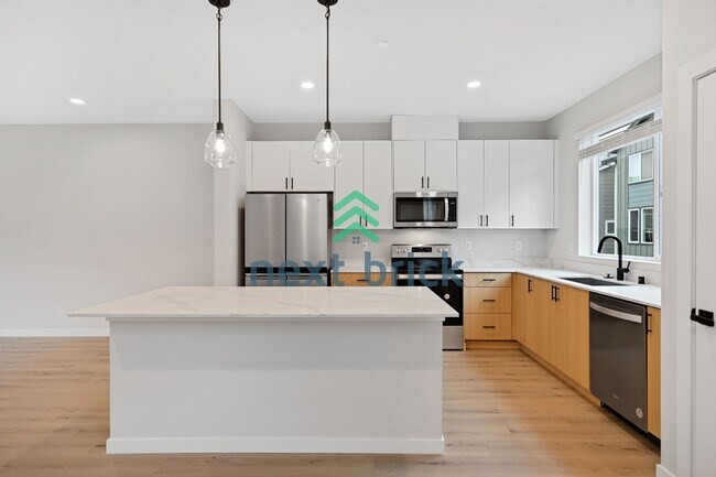 Foto del edificio - 3 BED & 2.5 BATH TOWNHOUSE FOR RENT