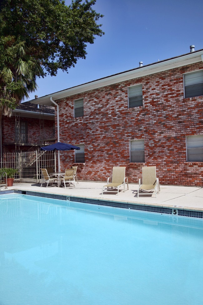 Building Photo - Lakeside V