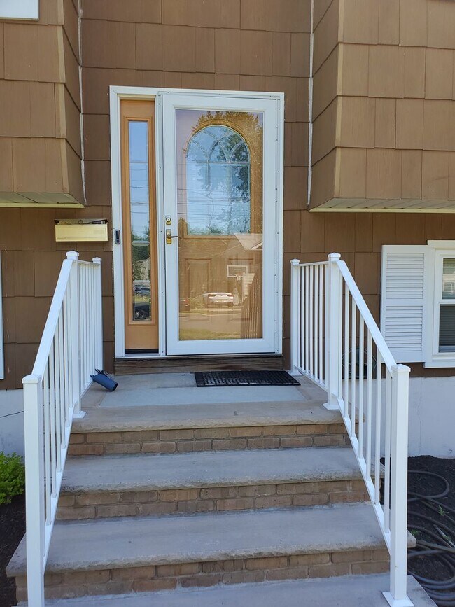 Foto del edificio - Single family, bi-level home with 4-bedrooms (one bedroom on ground level), 2.5 bathrooms, attach...