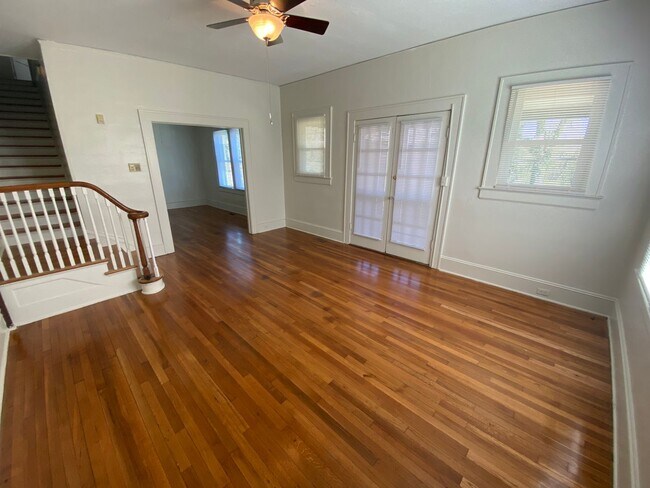 Foto del edificio - Huge Trinity Park Duplex with Office, Shared Fenced Yard and Adorable Porch!