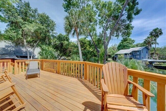 Foto del edificio - 6300 Theodan St