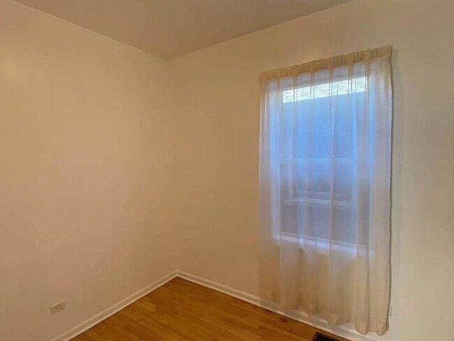 Building Photo - 3550 S Maplewood Ave