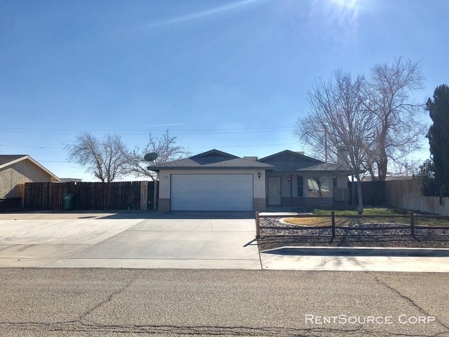 Building Photo - 3 Bed, 2 Bath Home For Rent in Cal City!